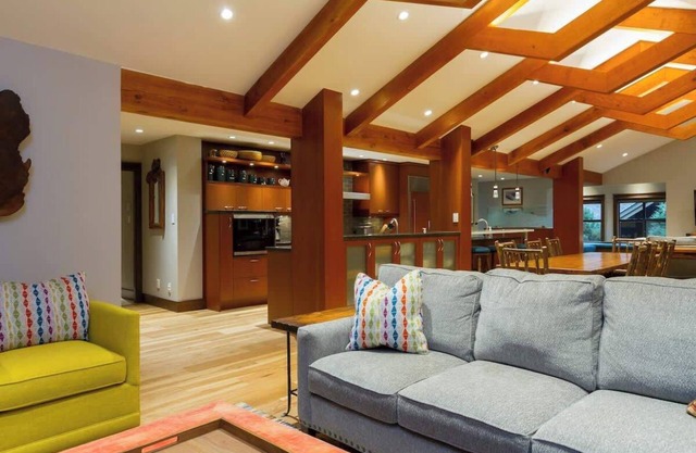 Townhome by golf course w/hot tub & fireplace