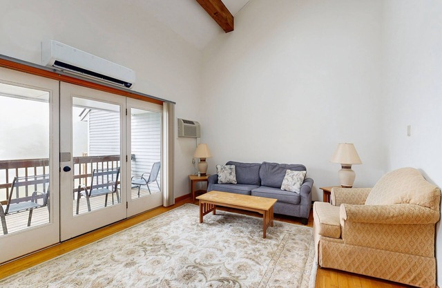 Townhome w/Bonus Loft, High-Speed WiFi, Partial AC & Full Kitchen