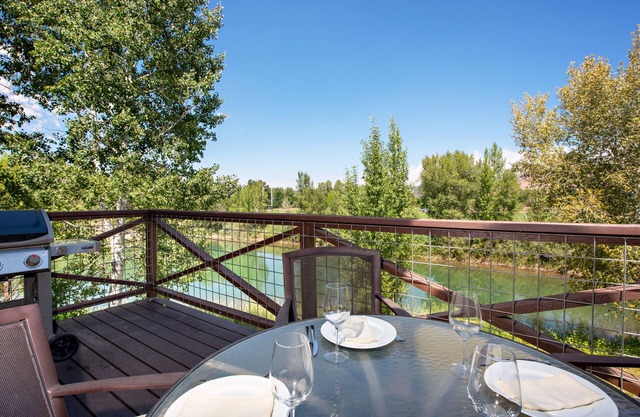 Townhome w/Lake & MTN Views Near Basalt & Whole Foods, 18 Mi. to Ski in Aspen!