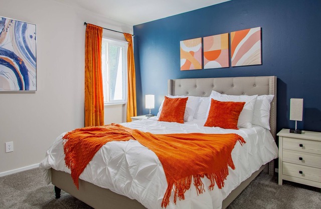 Towson/ Parking/King Bed/Wi-fi/Patio/Smart Tvs