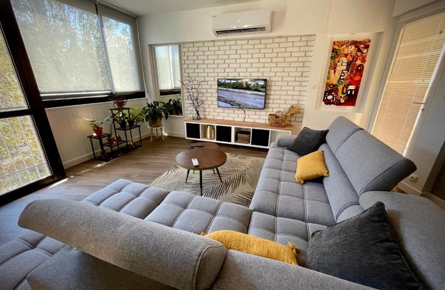 Très bel appartement central, au calme avec balnéo