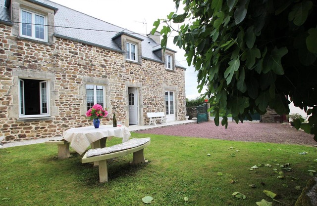 Traditional stone house near D-Day beaches, pets allowed