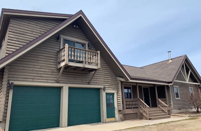 TRAIL ACCESSIBLE! GREAT LOCATION! 5 MINUTES TO TRAIL SYSTEM!