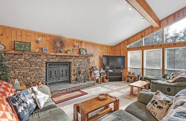 Trailside Chalet featuring Wrap Around Deck & Private Hot Tub just outside of 7 Springs Resort