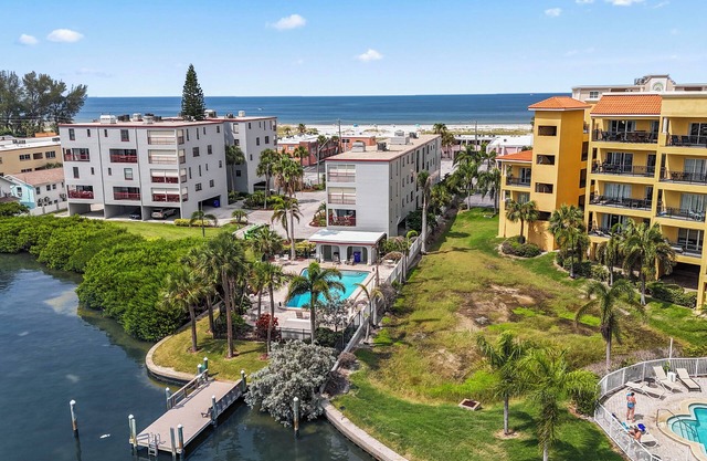 Tranquil 2-bedroom condo with pool in Treasure Island