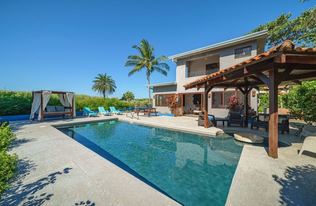 Tranquil beachfront home with pool and high speed internet - Punta Paraiso