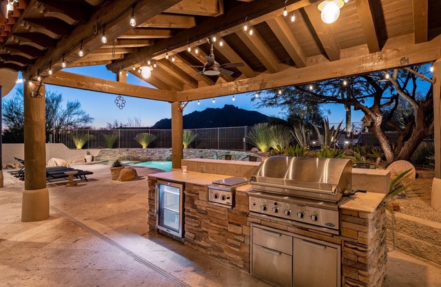 Tranquil Carefree Estate - Heated Pool, Spa, Gym, Firepit and More!