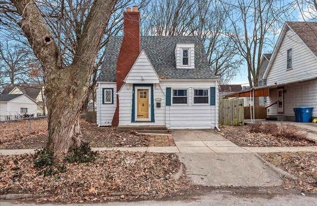 Tranquil cottage near hospitals with fenced backyard, fits 4 guests