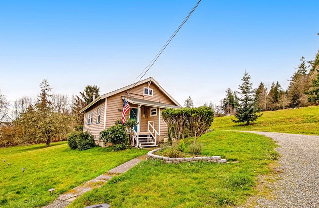 Tranquil cottage with mountain view, fast WiFi & W/D - walk to waterfront