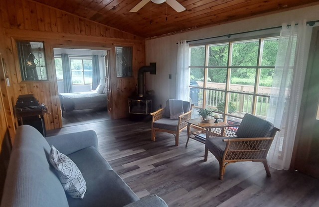 Tranquil, cozy cottage just steps from the river with miles of boating fun!