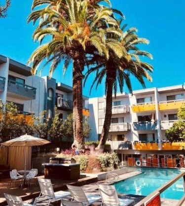 Tranquil Getaway With Pool & Balcony in Hollywood