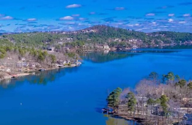 Tranquil lake view, double decks, beach, golf, hike, fish, indoor pool-gym 4fee