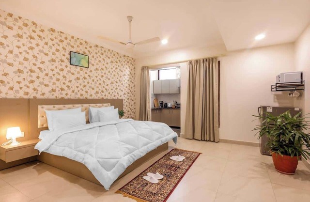 Tranquil Nest in Gurgaon w/balcony