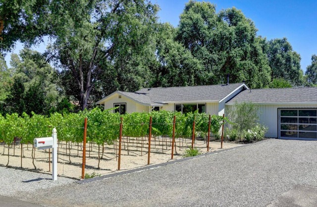 Tranquil Renovated Farmhouse bordering Yountville!