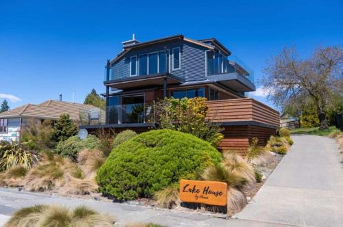 Tranquil Tekapo Stay Near Lake With Mountain Views