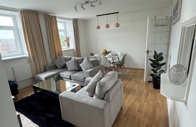 Tranquil Top-Floor Family Haven!