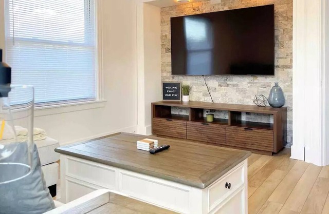 Tranquil Urban Haven Stylish 2-BR Apartment