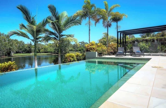Tranquility by the Lake - Luxury Home Port Douglas