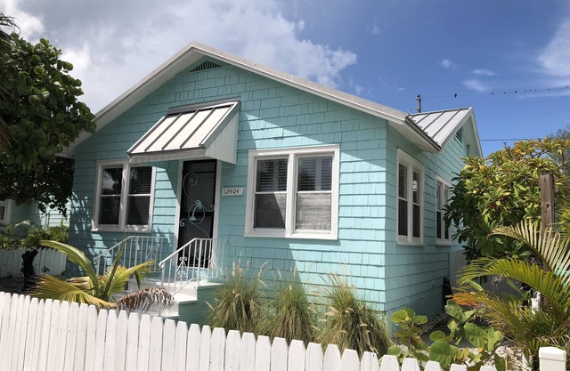 Treasure Island Beach Cottage Steps from Beach Access