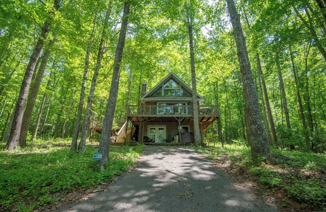 Tree House Chalet - Hot Tub - Firepit - Gas Fireplace - Close to Shatley Springs Restaurant
