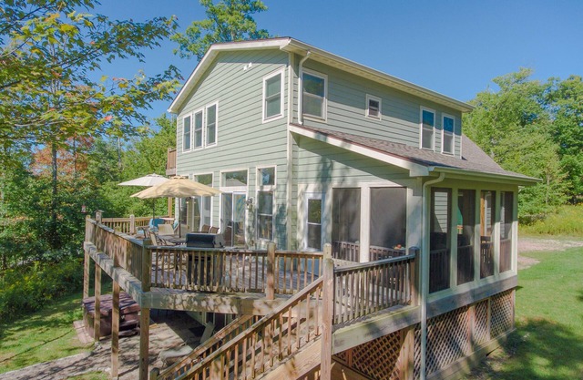 Tree-Lined Escape w/Hot Tub & Fire Pit