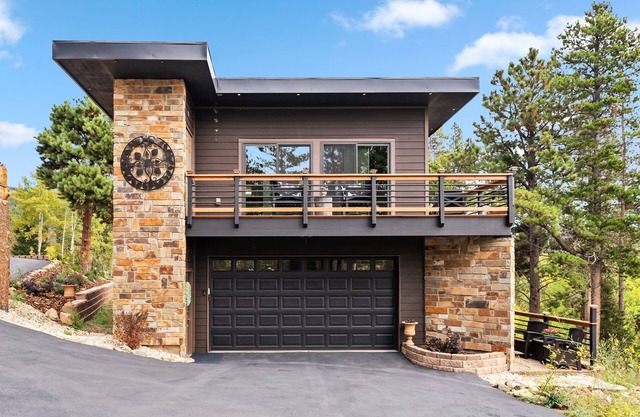 Treehouse - Cozy 1-Bed w/Hot Tub & Views!