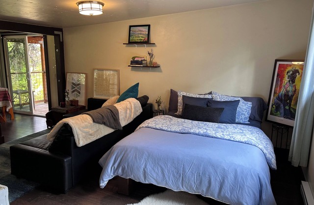 Treehouse Gem - Pet Friendly Riverfront Studio