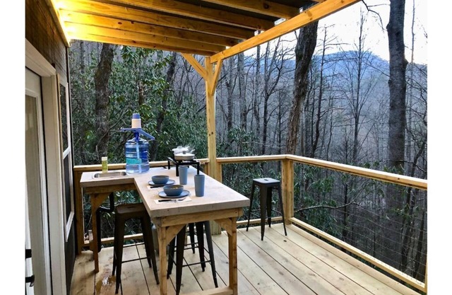 Treehouse Glamping 2 bordering GSMNP, Off-Grid