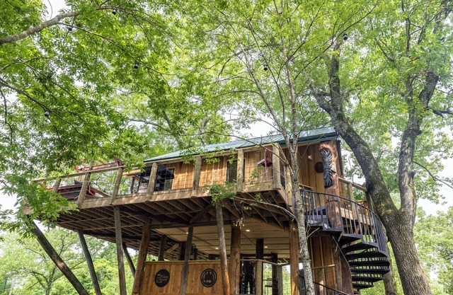 Treehouse overlooking Oklahoma Scenic Waterway Flintcreek.