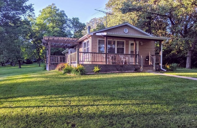 Trees, wildlife abound- a beautiful surrounding as you relax in a cozy cabin