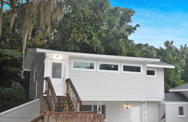 Treetop Cottage Walking Distance to Downtown