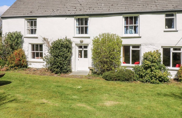 TREGITHEY FARMHOUSE, family friendly, with open fire in Manaccan