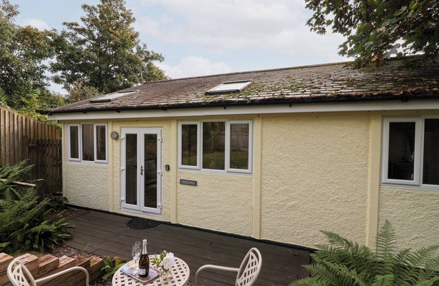 TREGONA, pet friendly, character holiday cottage in Yelverton