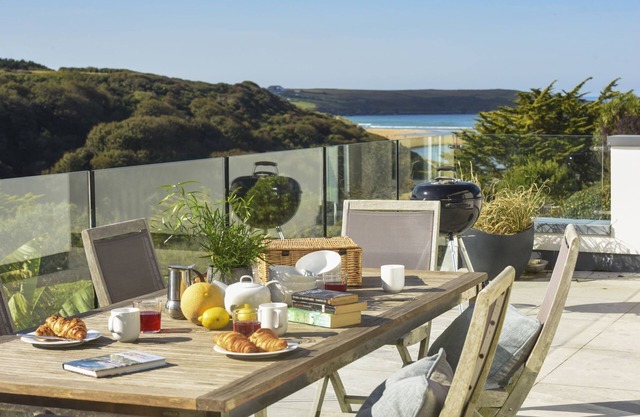 Treheyl, Pentire - house with hot tub and parking overlooking the Gannel Estuary