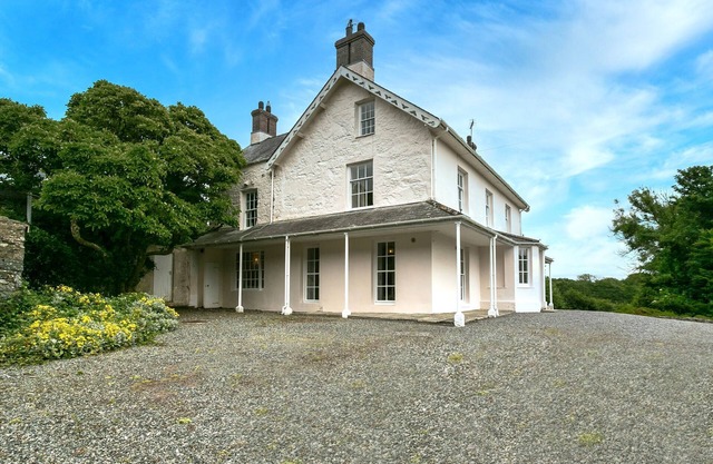 Treiorwerth - a dog that sleeps 15 guests in 7 bedrooms