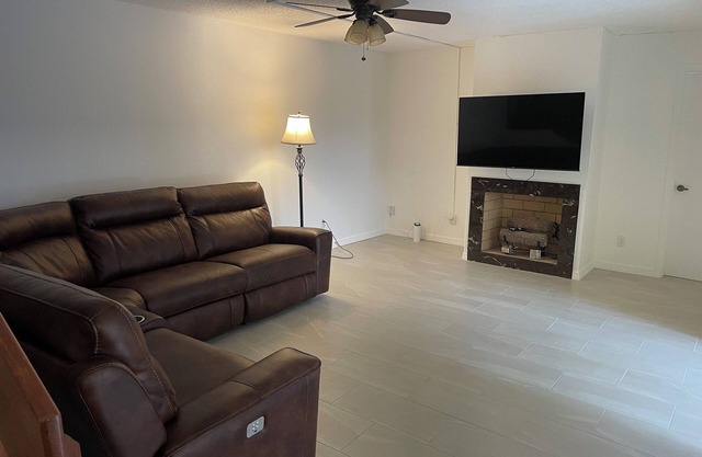 Tremendous private/quiet townhome in New Smyrna Beach a block from the beach.