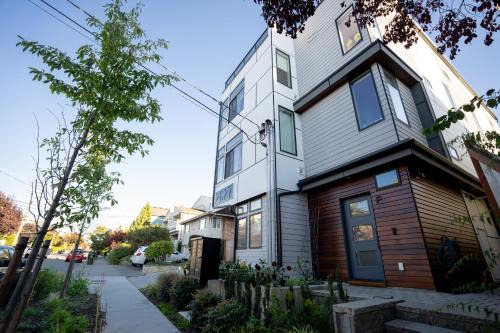 Trendy Ballard Townhouse with Rooftop Oasis