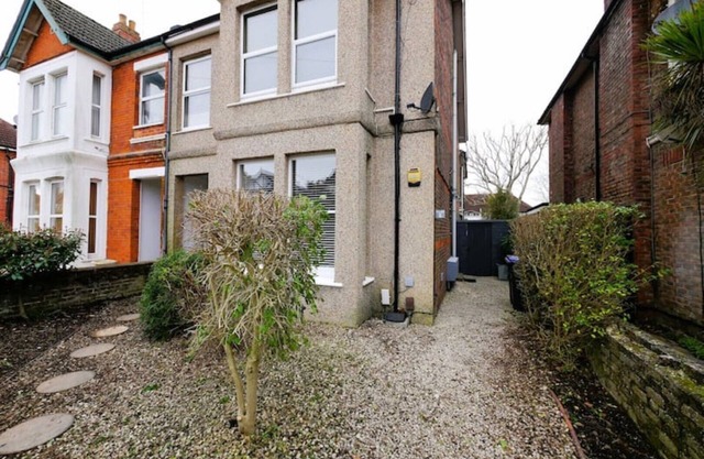 Trendy quirky ground floor Victorian garden flat