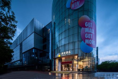 Trendy Romantic Hotel Guangzhou Baoneng Performing Arts Center Science City Metro Station Branch