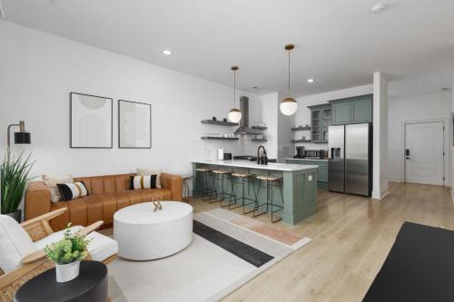 Trendy Spacious Condo, Walk to Coffee and Restaurants