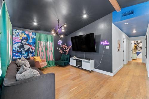 Trendy Stay for 12 with Hot Tub Mins to DT 6th St