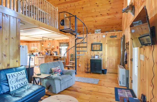 Trenton Chalet - 7 Miles to Acadia National Park!