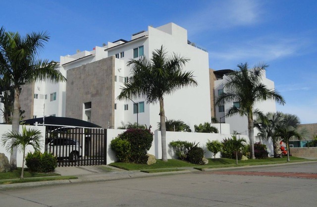 Tri-Level Townhouse, walking distance to the Beach!
