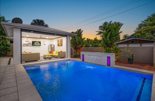 Trinity Beach Stunner - Tropical Entertainer