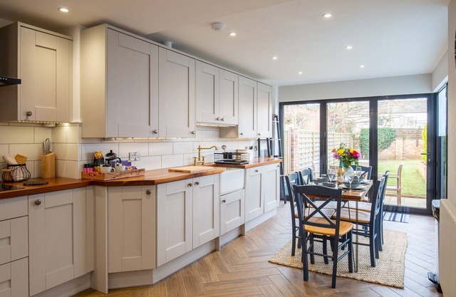 Trinity Cottage, Stratford-upon-Avon - sleeps 5 guests in 3 bedrooms