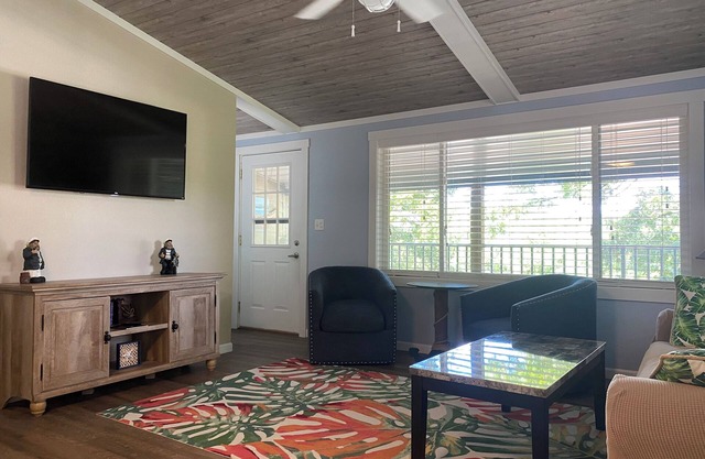 TROPICAL 2 BEDROOM CONDO CLOSE TO EVERYTHING! MARIJUANA FREE ENTIRE COMPLEX!