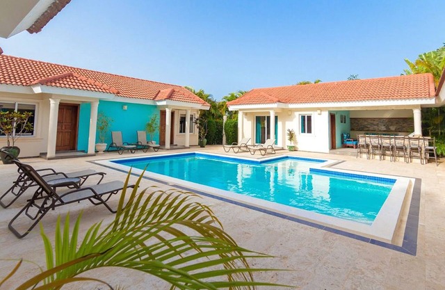 Tropical 6 bedroom villa with private pool and bbq area