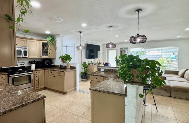 Tropical Beach Home Downtown DFB