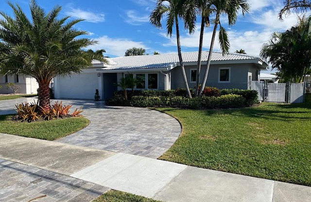 Tropical Escape Entire 3 bedroom House w/heated pool and hot tub