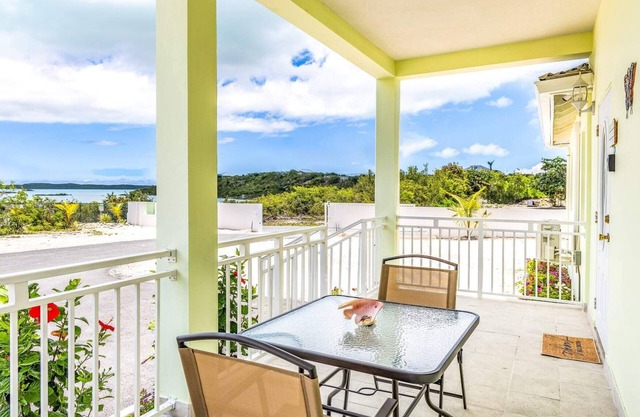 Tropical Jungle Oasis with Lagoon Views, Good WiFi